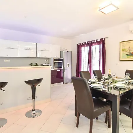 Pet Friendly In With Kitchen Apartment Split