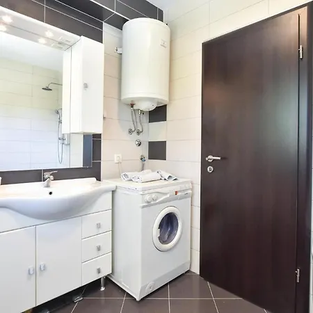 Pet Friendly In With Kitchen Apartment Split