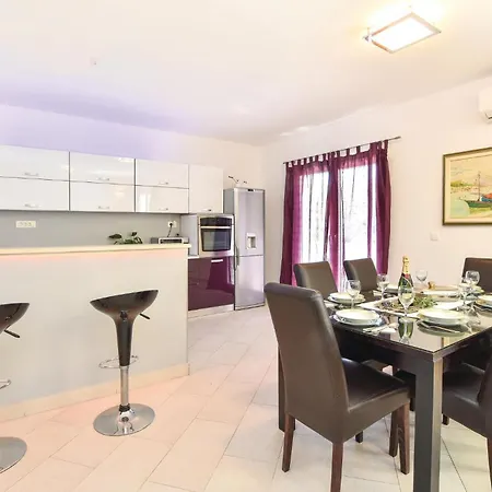 Pet Friendly In With Kitchen דירה *
