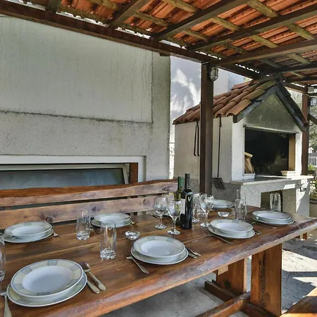 Pet Friendly In With Kitchen *