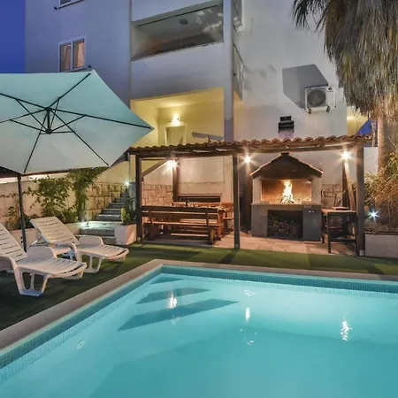 Pet Friendly In With Kitchen Apartment