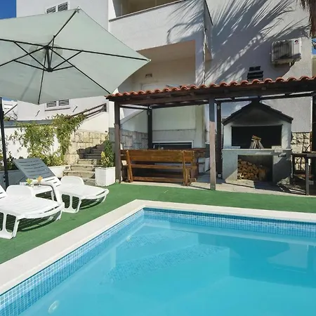 Pet Friendly In With Kitchen *